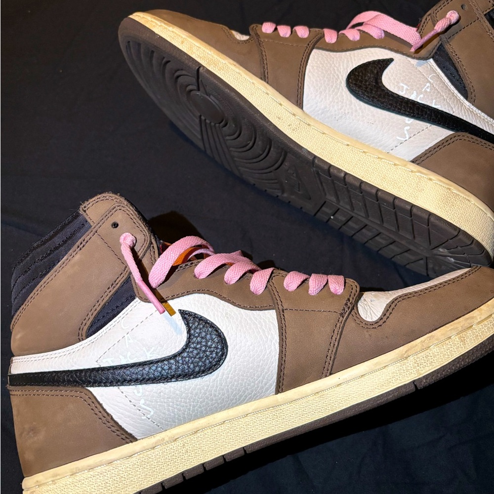 Travis Scott Jordan 1s